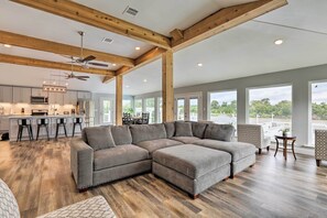 House (5 Bedrooms) | Interior