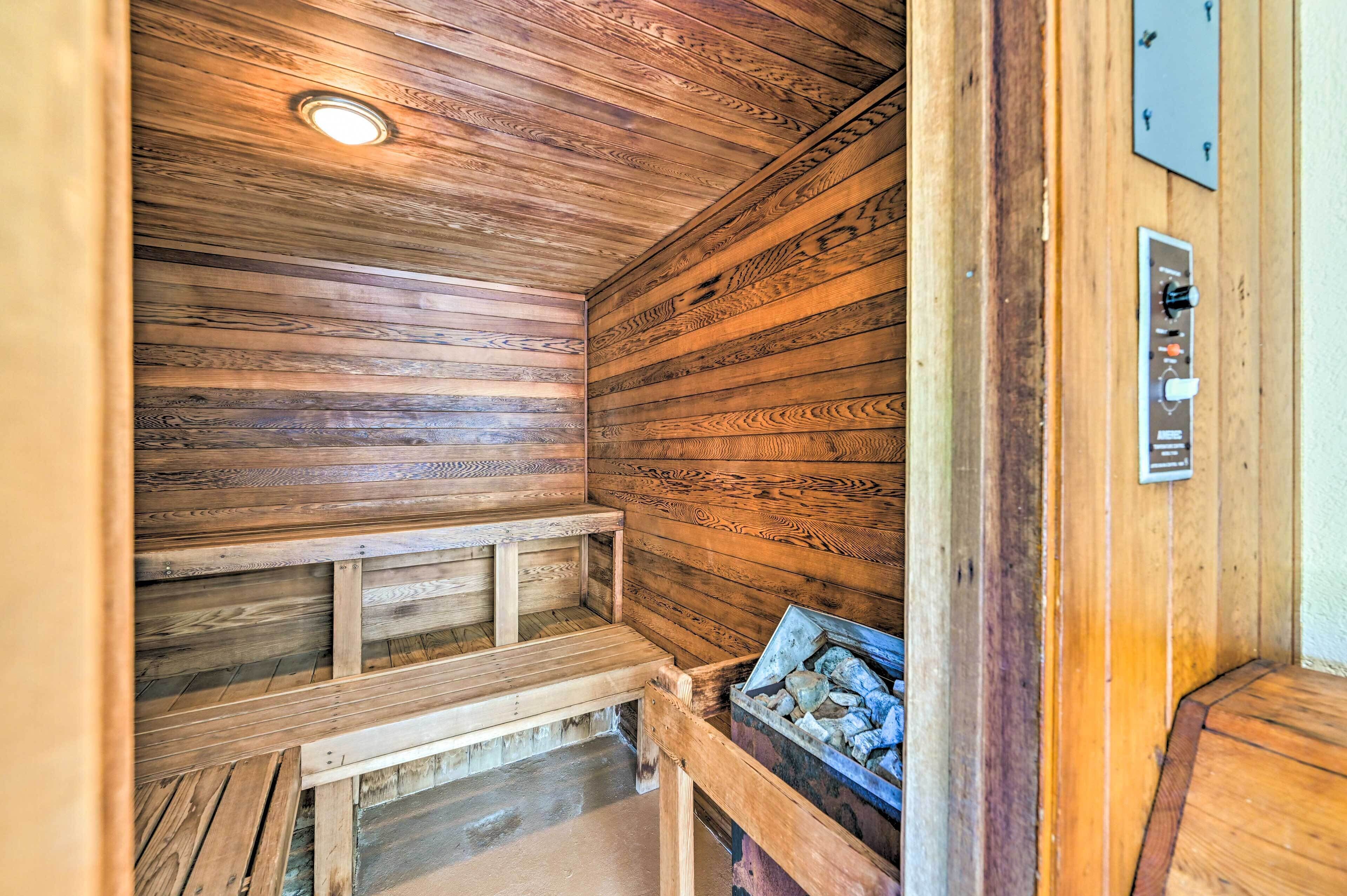 Una sala de sauna con paredes y bancos de madera.