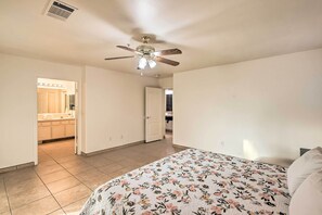 House (4 Bedrooms) | Interior - Inviting Bakersfield Home w/ Spacious Yard! (Bakersfield)