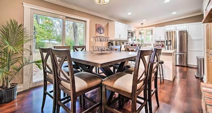 Fenced Yard: Fox River Grove Home, Dogs Welcome