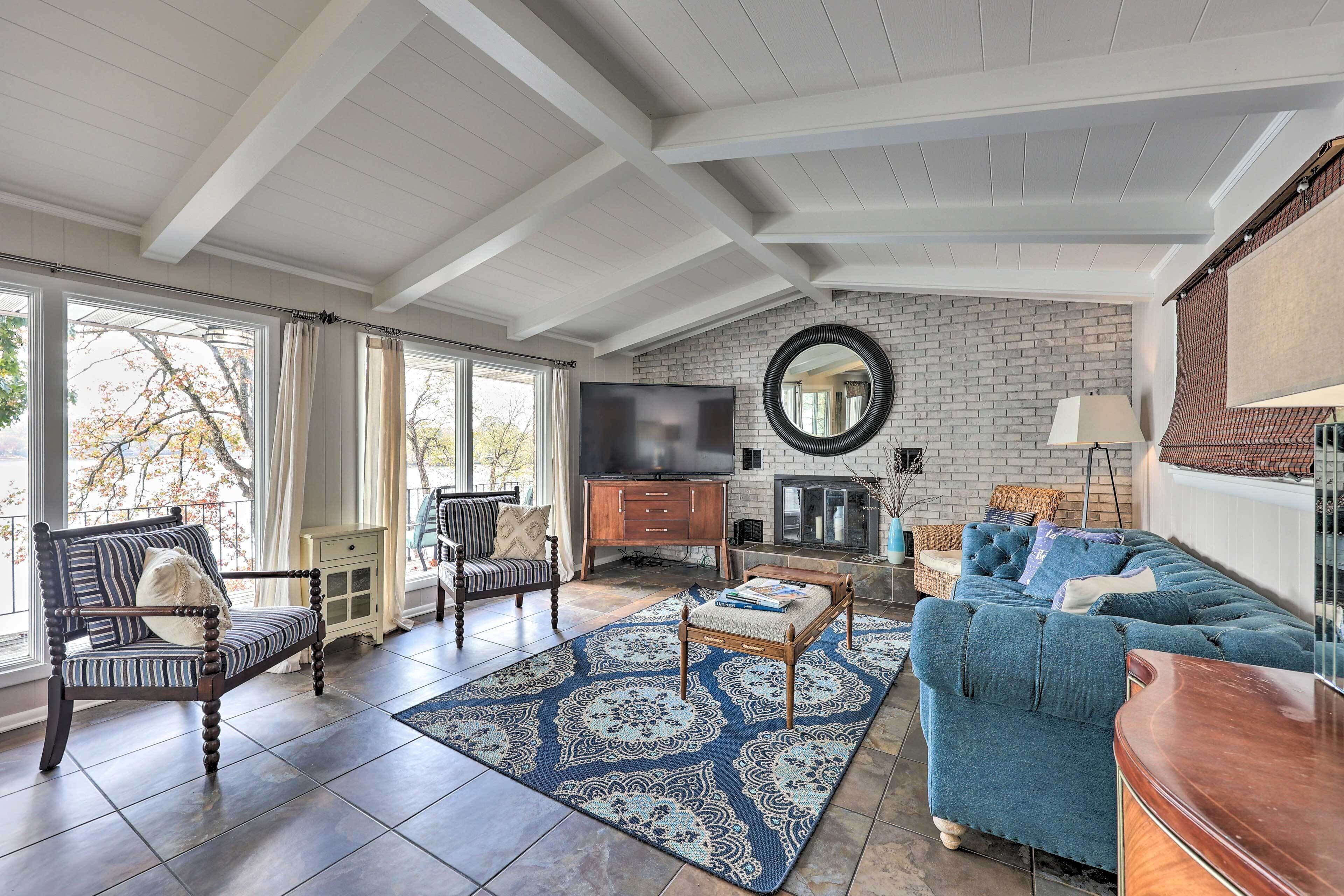 Lakefront Hot Springs Home W/hot Tub & Dock!