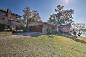 House (3 Bedrooms) | Interior - Hot Tub & Dock: Lakefront Home in Hot Springs (Hot Springs)