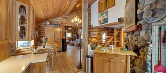 生活在輕鬆街度假屋，附熱水浴缸：距市中心 7 英里！