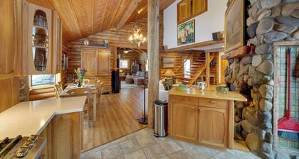 Life on Easy Street w/ Hot Tub: 7 Mi to Dwtn!