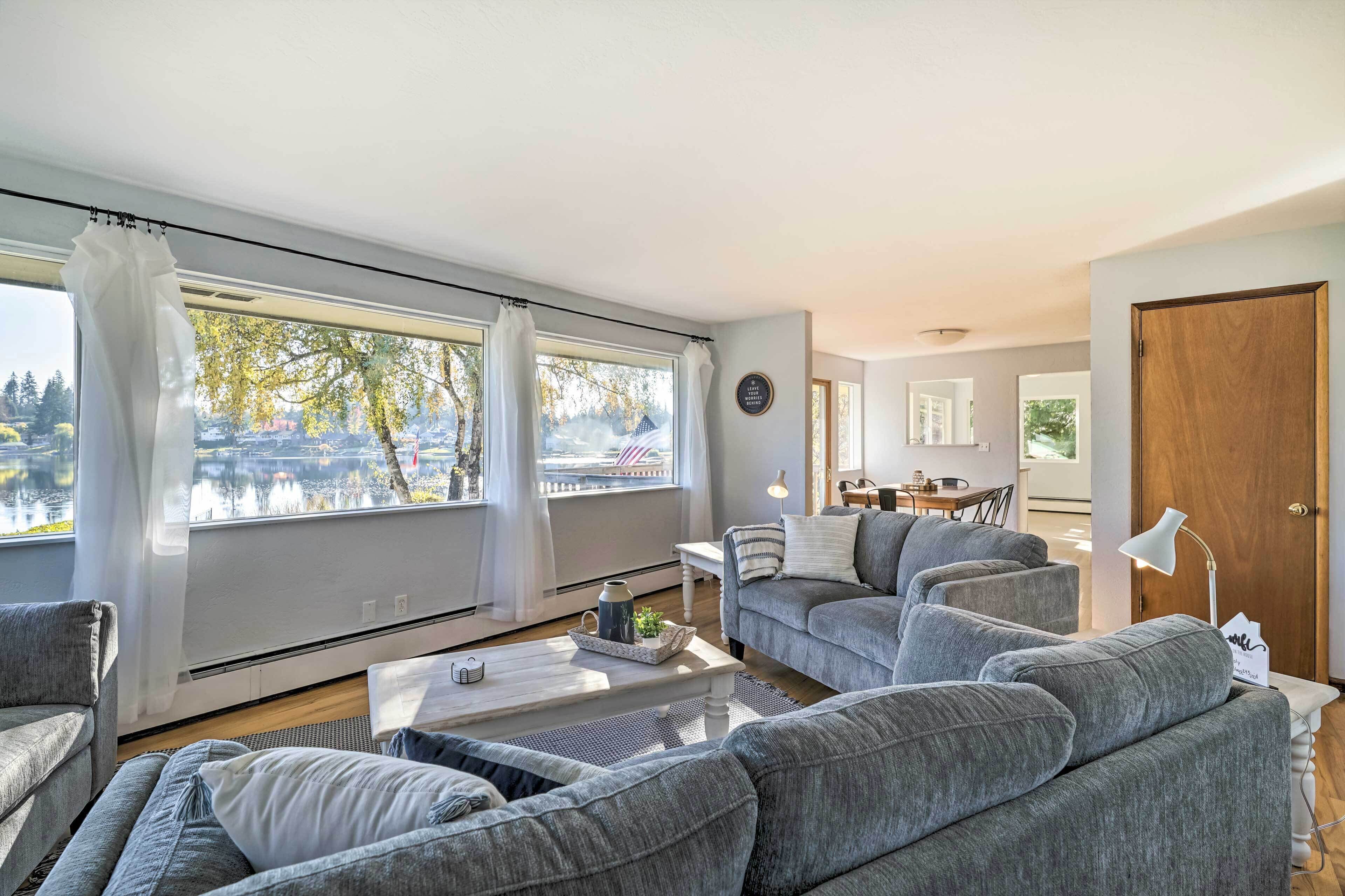 Lakefront Seattle Area House w/ Private Deck!