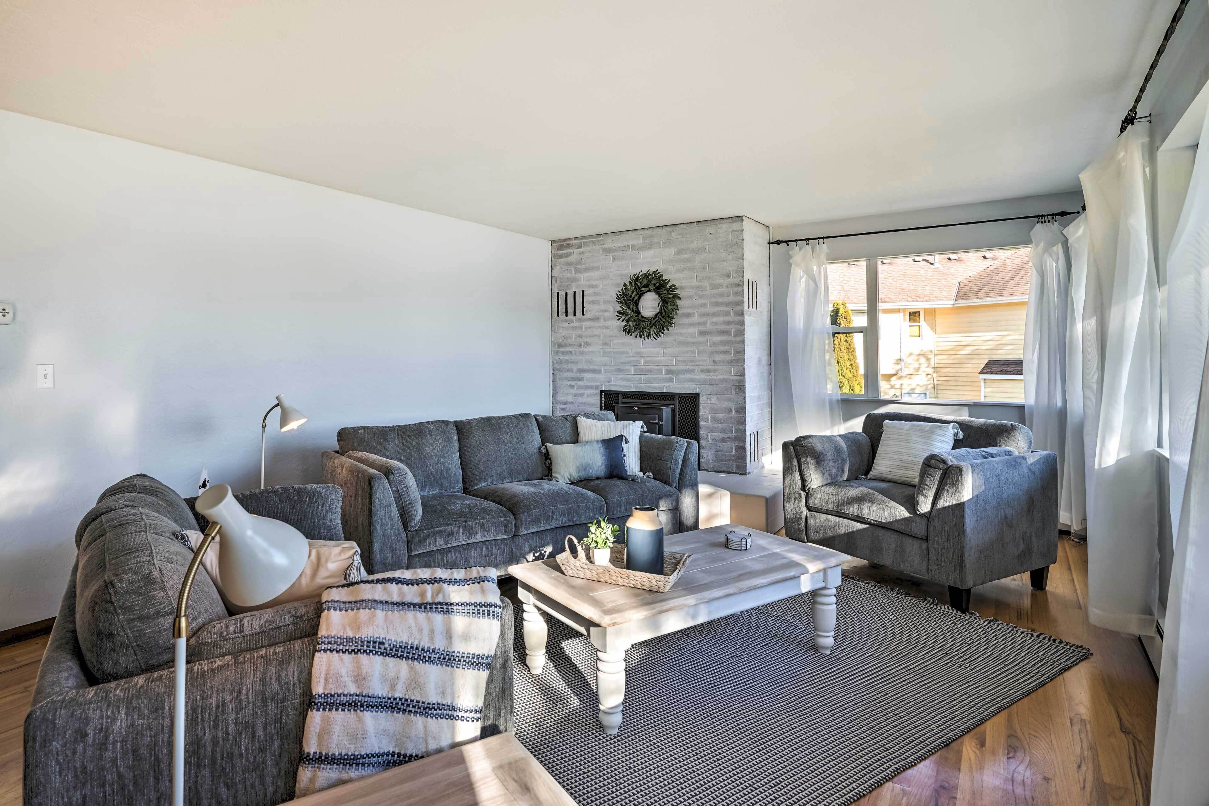 Lakefront Seattle Area House w/ Private Deck!