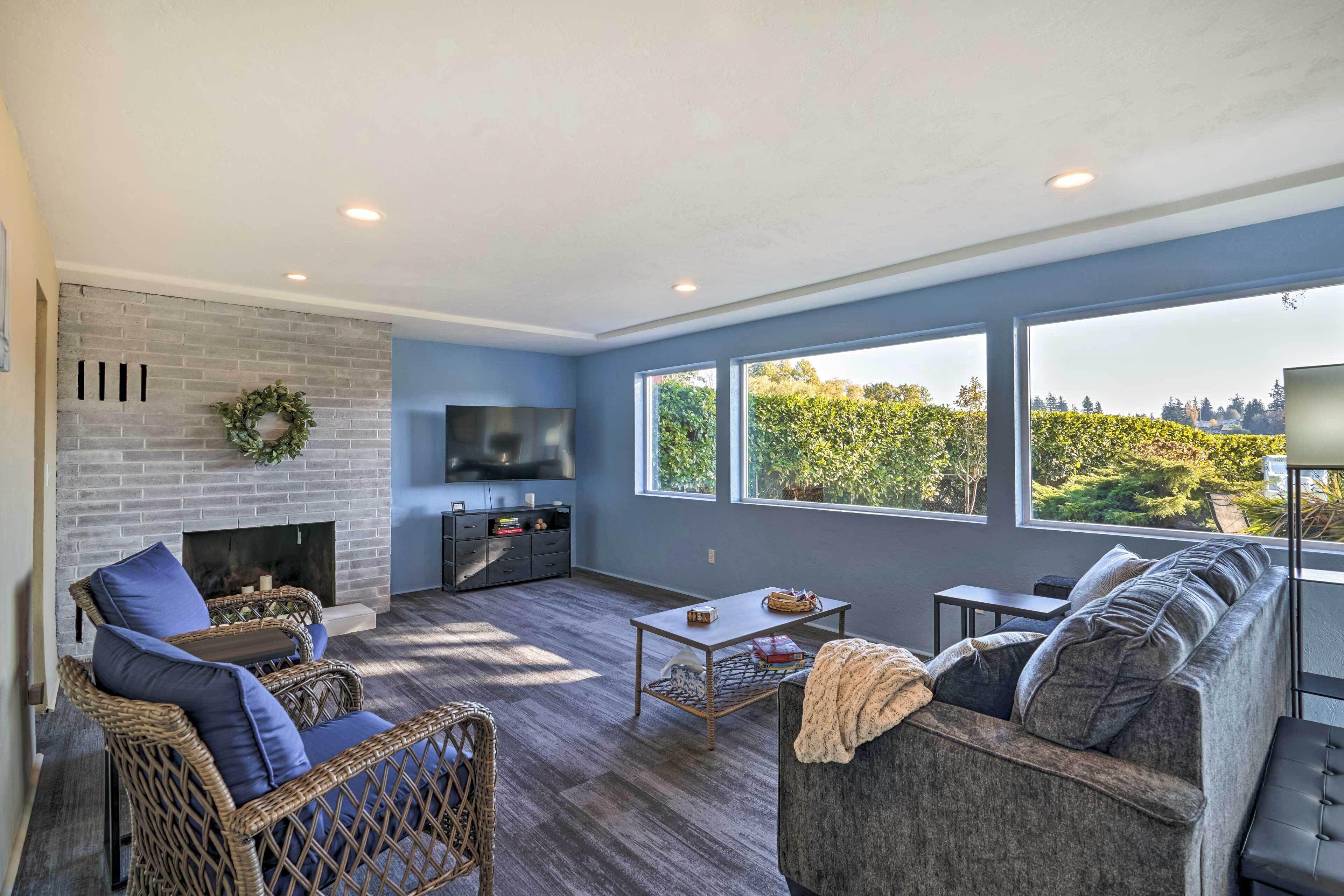 Lakefront Seattle Area House w/ Private Deck!