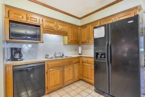 House (3 Bedrooms) | Private kitchen | Microwave, oven, stovetop, dishwasher - Long Beach Hideaway: Walk to Beach, Shops & Bars! (Long Beach)