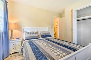 3 bedrooms, iron/ironing board, bed sheets - Long Beach Hideaway: Walk to Beach, Shops & Bars! (Long Beach)