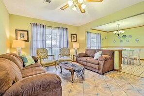 TV - Long Beach Hideaway: Walk to Beach, Shops & Bars! (Long Beach)