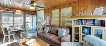 Williams Bay Retreat: Walk to Lake Geneva & Town!