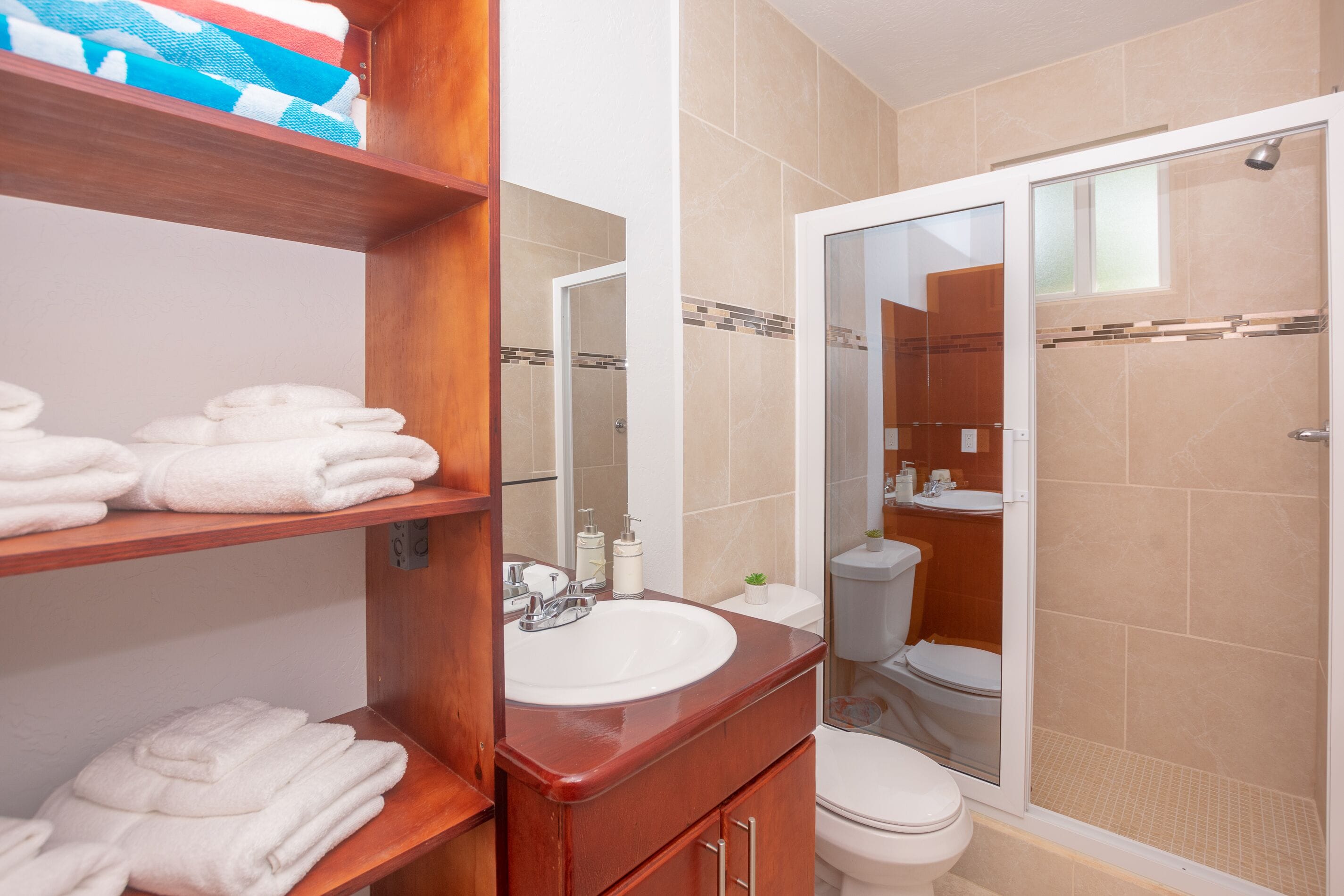 Douche, sèche-cheveux, serviettes fournies, papier toilette