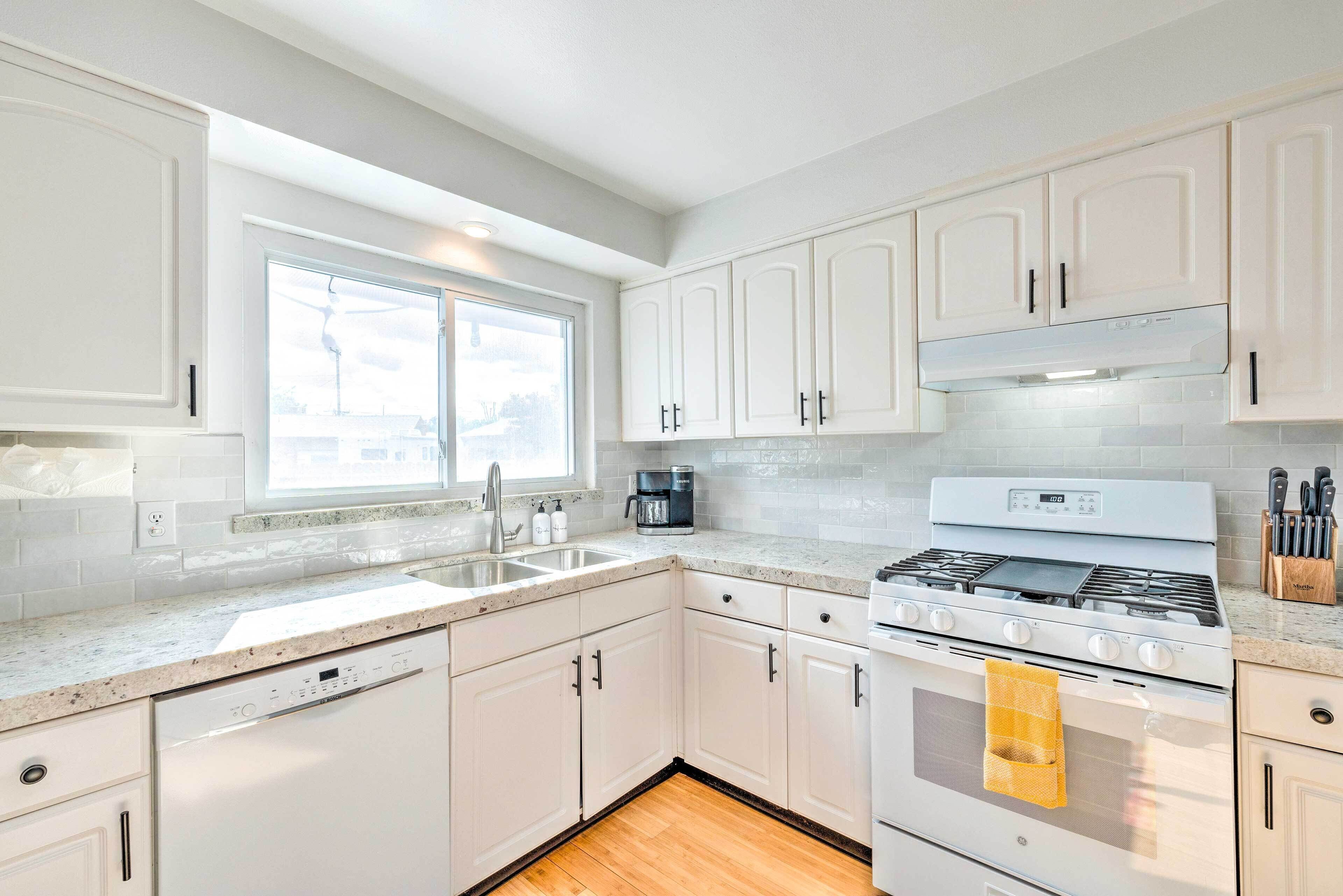 Ketuhar gelombang mikro, ketuhar, dapur, mesin basuh pinggan mangkuk 