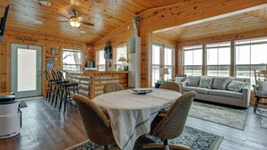 L’intérieur d’une cabine comprenant un coin repas, un canapé et une cuisine.