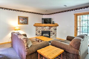 TV, fireplace - Cozy Townhome By Starved Rock State Park (Utica)