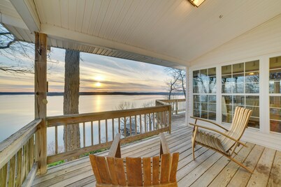 Peaceful Big Sandy Home w/ Deck on Kentucky Lake!