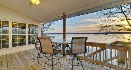 Peaceful Big Sandy Home w/ Deck on Kentucky Lake!