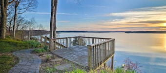 Peaceful Big Sandy Home w/ Deck on Kentucky Lake!