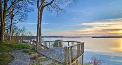 Peaceful Big Sandy Home w/ Deck on Kentucky Lake!