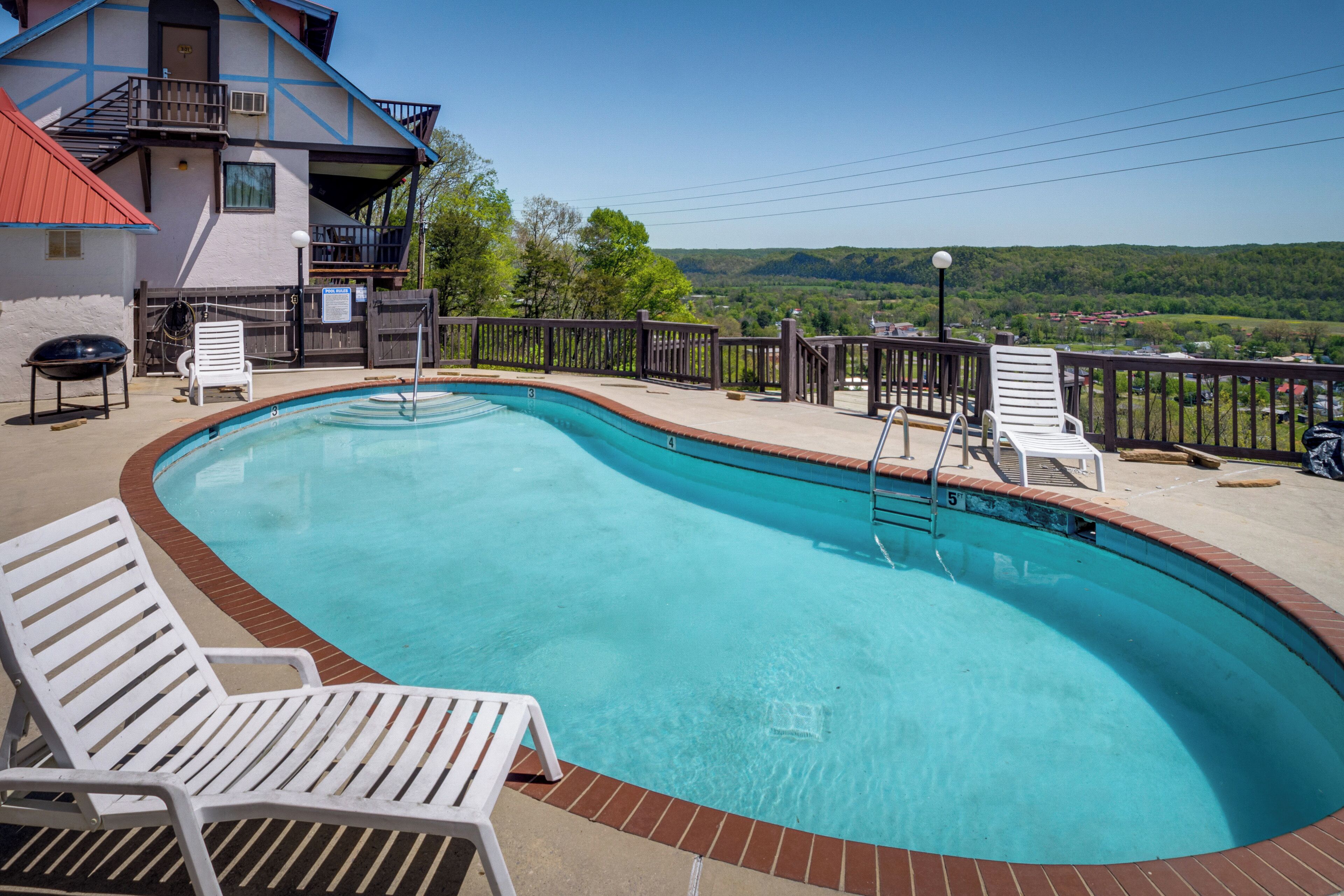 'ledge Lodge' Burkesville Getaway: Pool & Views!