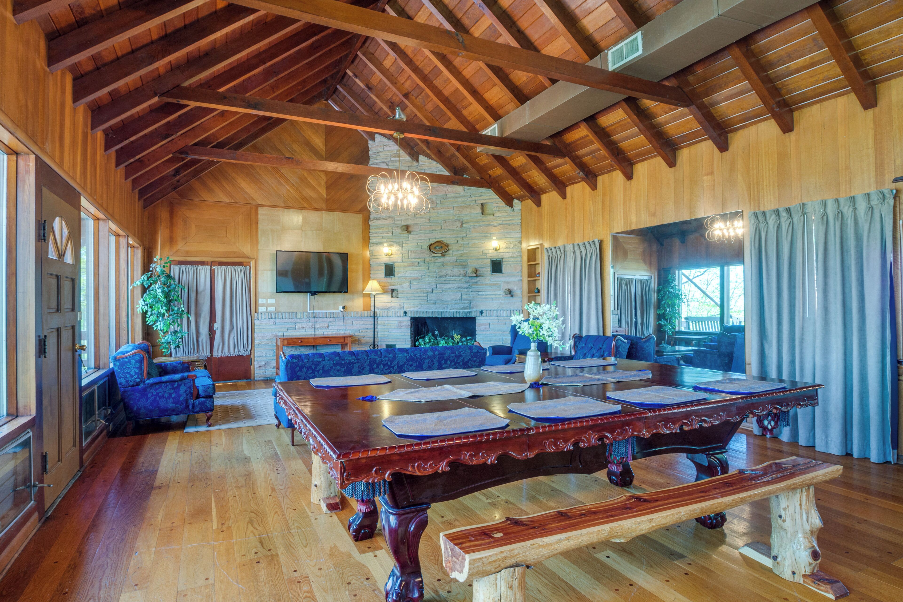 'ledge Lodge' Burkesville Getaway: Pool & Views!