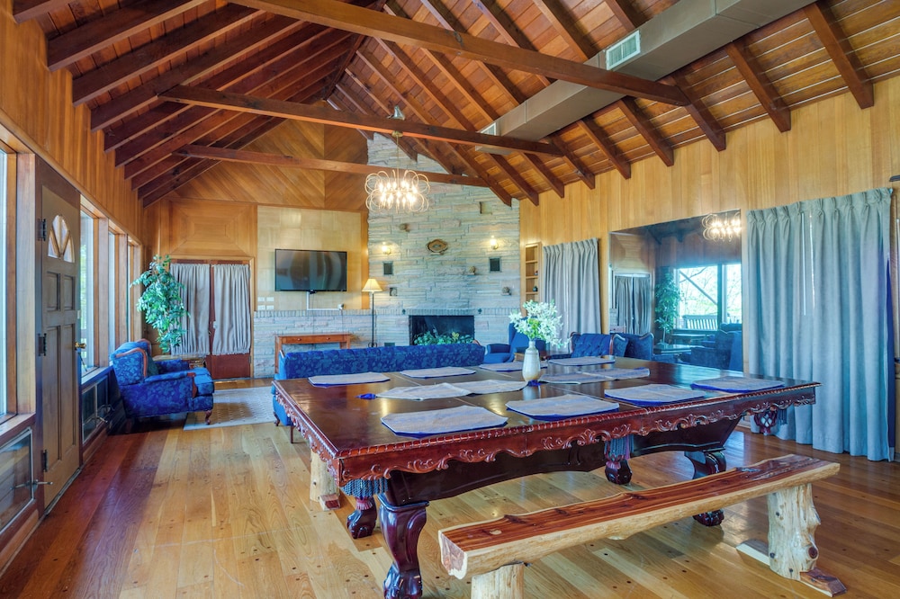 'ledge Lodge' Burkesville Getaway: Pool & Views!
