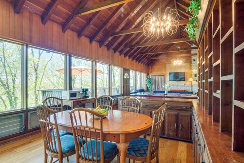 'ledge Lodge' Burkesville Getaway: Pool & Views!