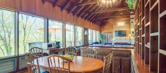 'ledge Lodge' Burkesville Getaway: Pool & Views!