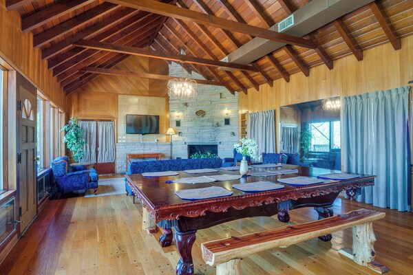'Ledge Lodge' Burkesville Getaway: Pool & Views! - Kentucky