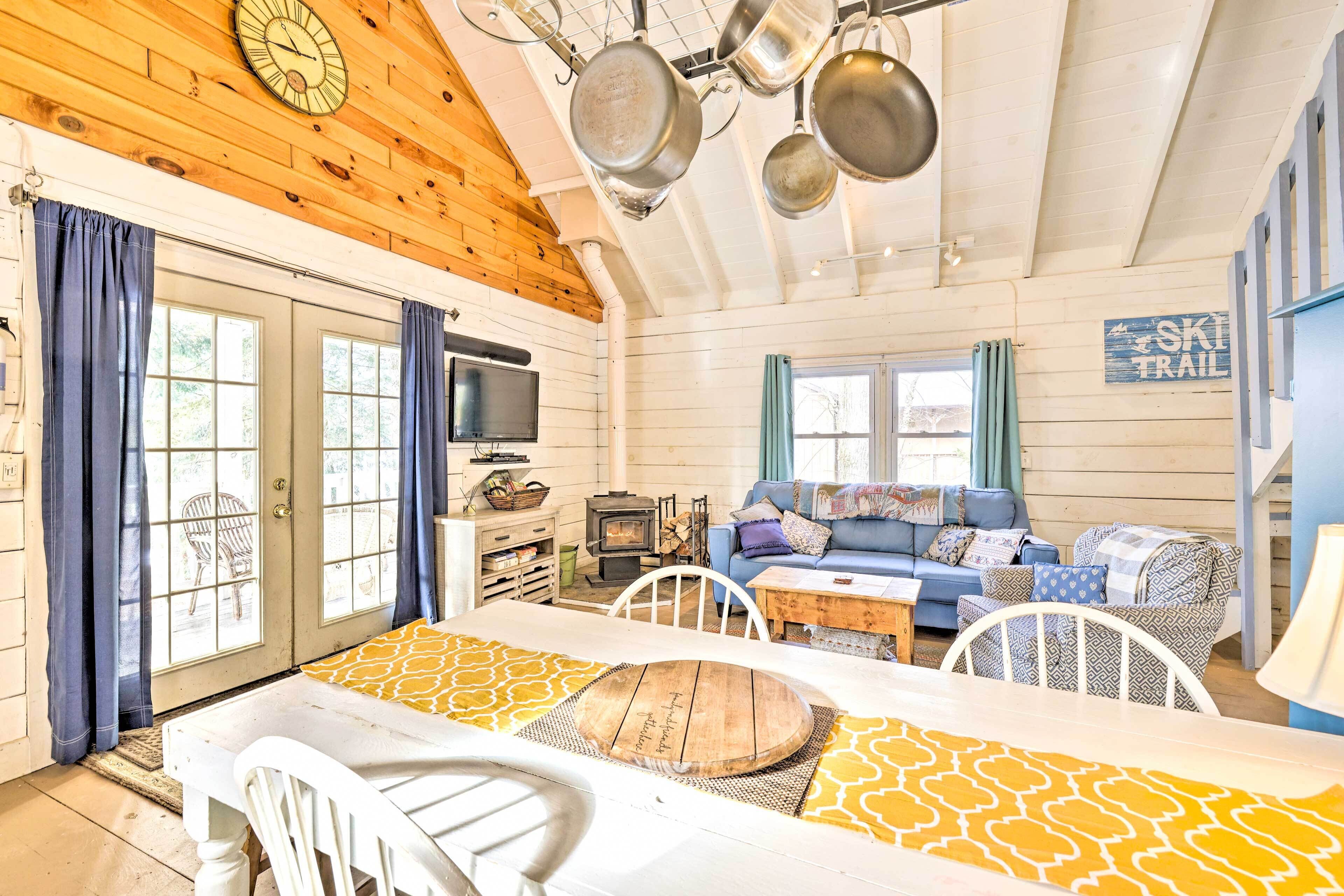 Pet-friendly Cottage w/ Lake Access & Canoes!