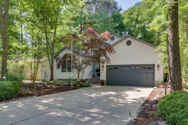 House (3 Bedrooms) | Interior - 2 Mi to Golf: Hot Tub Hideaway in Ocean Pines (Berlin)