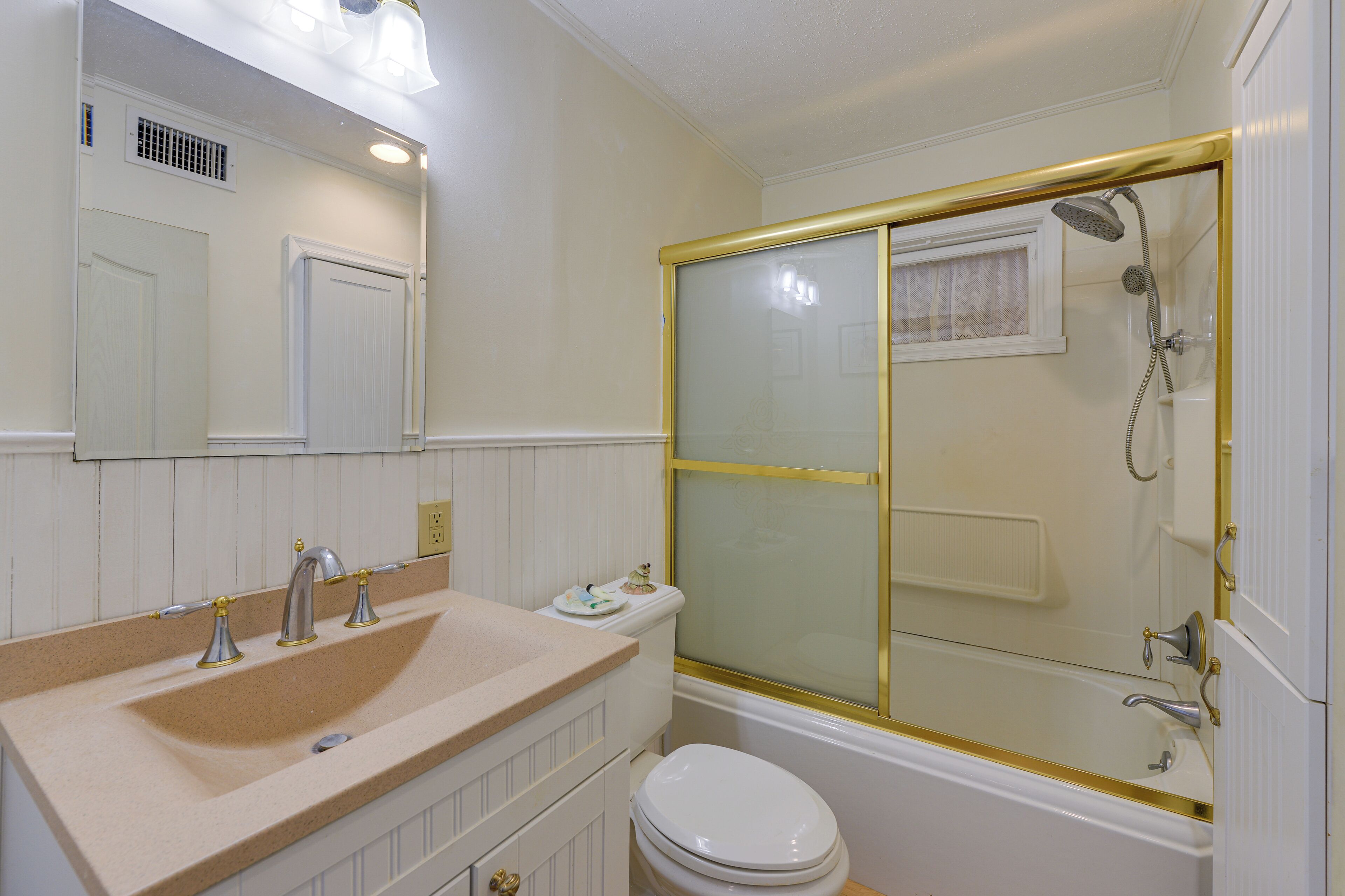 Ein Badezimmer mit Waschbecken, Toilette und Dusche.