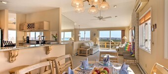 Narragansett Home w/ Scenic Deck < 2 Mi to Beach!