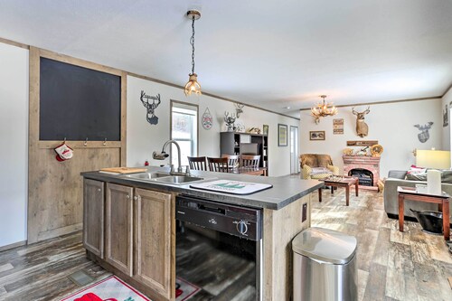 Mountain-view Hamden Hideaway w/ BBQ Grill!