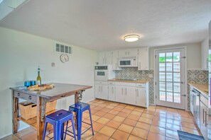 House (2 Bedrooms) | Interior - Sanders Island View Home Steps to Lake Texoma (Kingston)