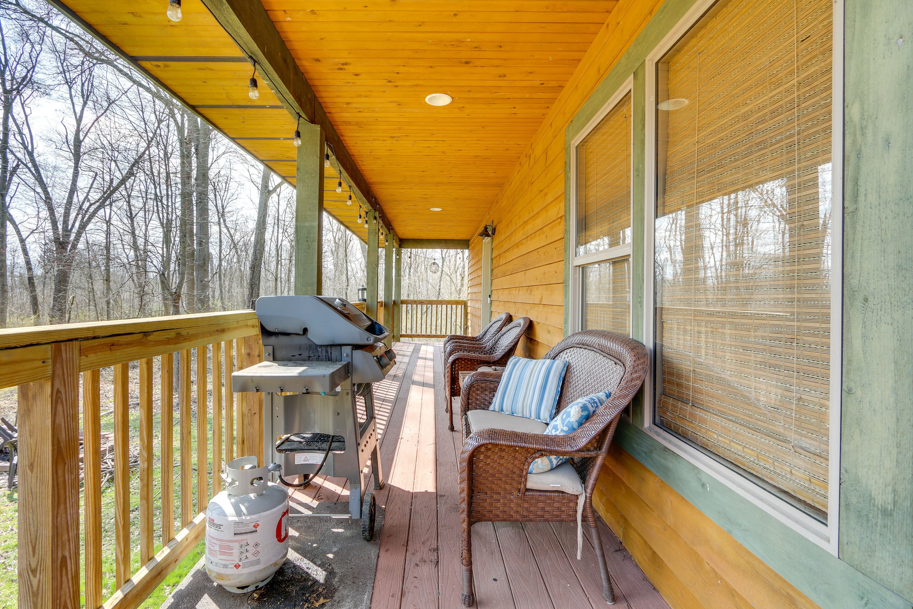 Spacious Buckeye Lake Home w/ Hot Tub & Fire Pit!