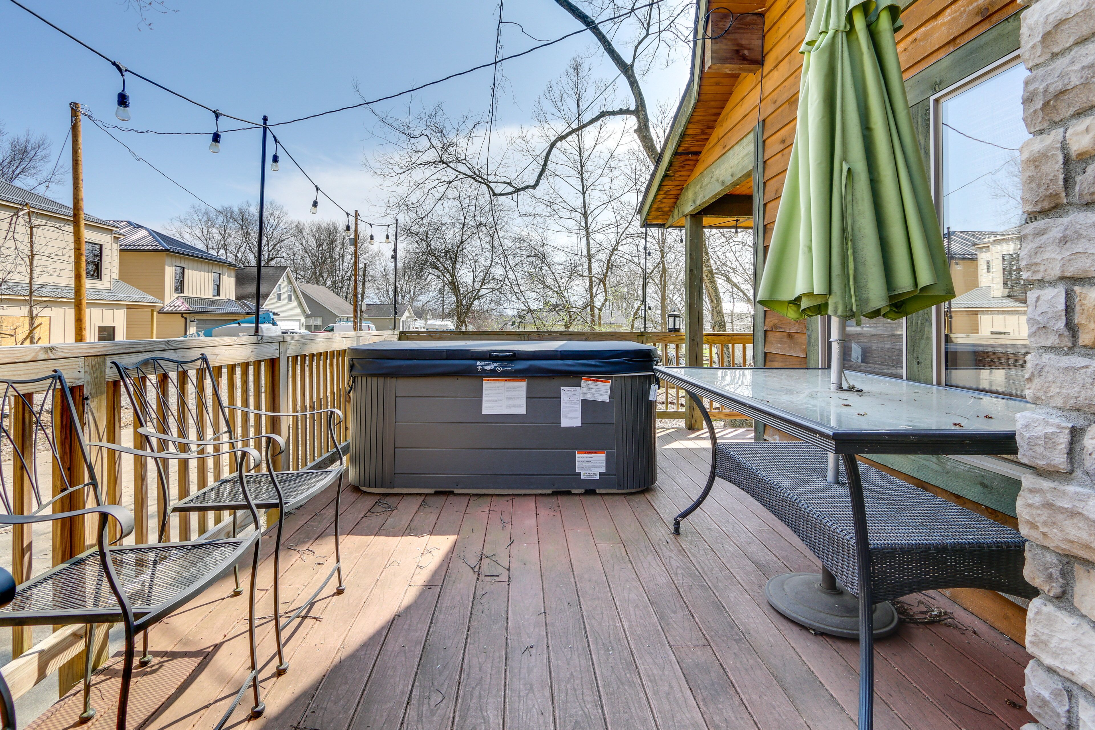 Spacious Buckeye Lake Home w/ Hot Tub & Fire Pit!
