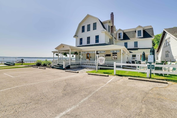 Portage Lake Condo W/ Deck & Pool Access! - Bear Lake, MI