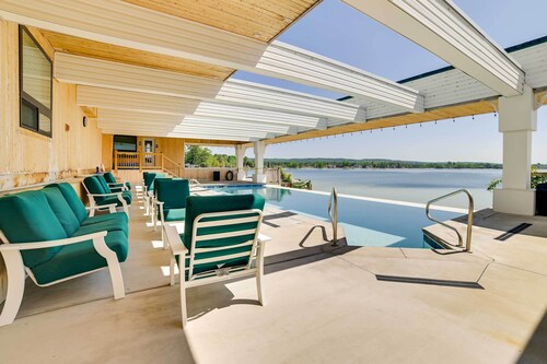 Portage Lake Condo w/ Deck & Pool Access!