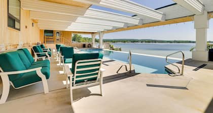 Portage Lake Condo w/ Deck & Pool Access!