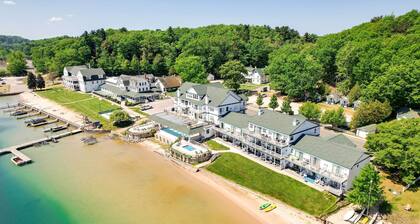 Pool + Hot Tub Access! Portage Lake Condo w/ Deck
