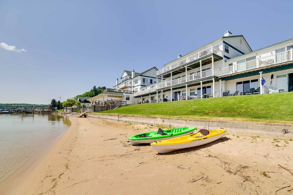 Apartment (2 Bedrooms) | Interior - Pool + Hot Tub Access! Portage Lake Condo w/ Deck (Onekama)