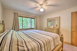 4 bedrooms, free cots/infant beds, bed sheets - 'resting Bear Chalet' w/ Community Amenities! (East Stroudsburg)