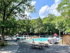 Una piscina al aire libre