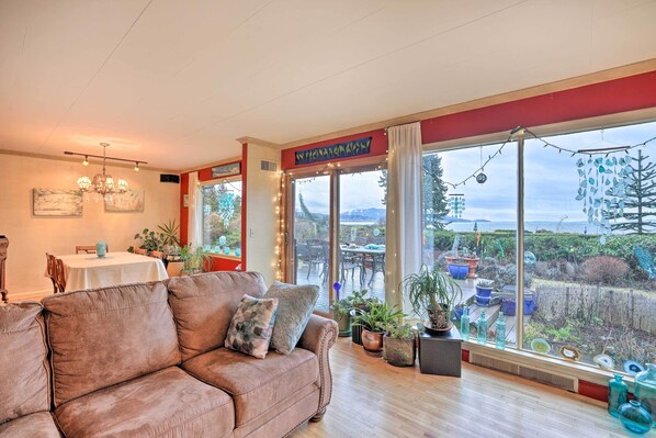 TV, fireplace, books - Private Waterfront Bellingham Estate! (Bellingham)