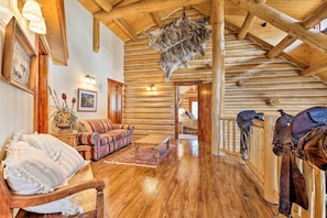 House (5 Bedrooms) | Interior