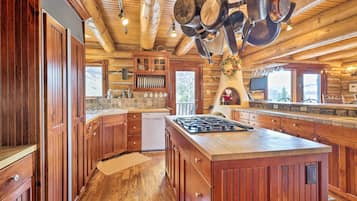 House (5 Bedrooms) | Interior