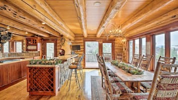 House (5 Bedrooms) | Interior