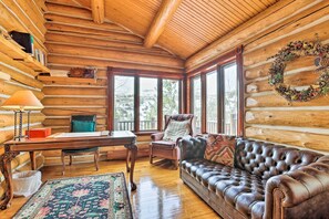 House (5 Bedrooms) | Interior