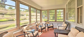 Walk to Beach, Marina & Town! Lake Ontario Getaway